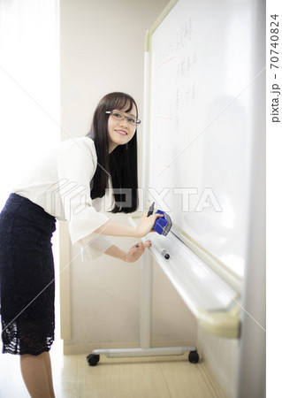 教師・秘書イメージ 70740824