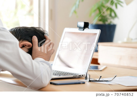 オンラインミーティングをする男性 70740852