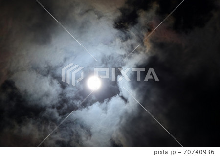 秋の空:黒くも:白い雲:日差し:太陽 秋の空:黒くも:白い雲:日差し:太陽 70740936