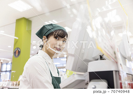 感染対策をしたスーパーのレジで仕事をする女性従業員 70740948