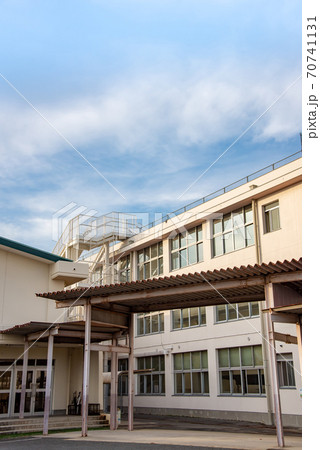 廃校の小学校を再利用した四日市市なやプラザと避難用階段 廃校の小学校を再利用した四日市市なやプラザと避難用階段 70741131