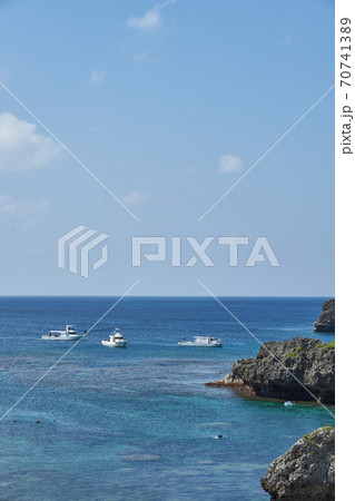 宮古島のオーシャンブルーの海と展望台 70741389