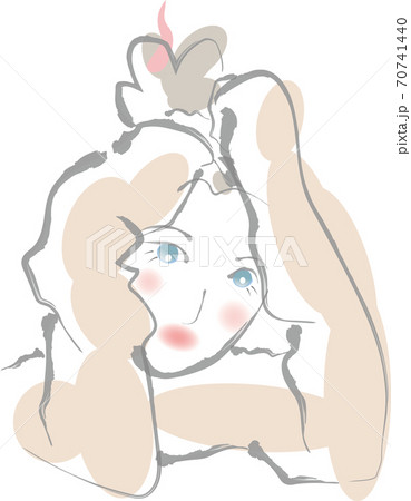 肘をついて腕の間からこちらを見ている女性 70741440