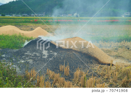 米を収穫した後のもみ殻はくん炭に。 米を収穫した後のもみ殻はくん炭に。 70741908