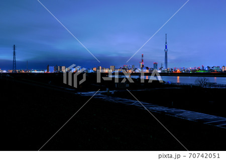 荒川堤防から観る炎の赤 特別ライティング東京スカイツリーの夜景 荒川堤防から観る炎の赤 特別ライティング東京スカイツリーの夜景 70742051