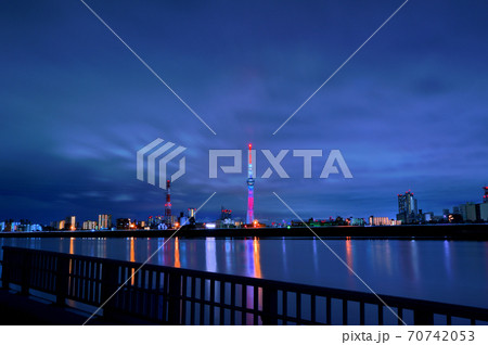 荒川堤防から観る炎の赤 特別ライティング東京スカイツリーの夜景の写真素材