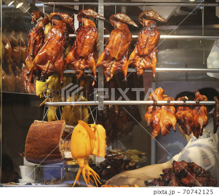 香港・湾仔（ワンチャイ） で売られるアヒルの焼き物やチャーシュー。とてもおいしい。 70742125