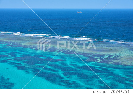 宮古島の伊良部島にある三角点からのエメラルドブルー 70742251
