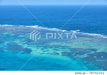 宮古島の伊良部島にある三角点からのエメラルドブルー 宮古島の伊良部島にある三角点からのエメラルドブルー 70742252