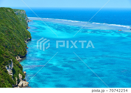 宮古島の伊良部島にある三角点からのエメラルドブルー 宮古島の伊良部島にある三角点からのエメラルドブルー 70742254