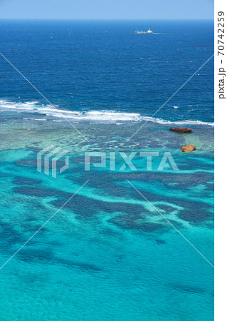 宮古島の伊良部島にあるイグアナ岩からのエメラルドブルー 宮古島の伊良部島にあるイグアナ岩からのエメラルドブルー 70742259