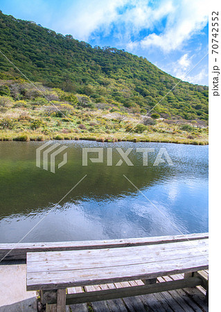 県立赤城公園　覚満淵遊歩道　木道からの景観　初秋の風景 70742552