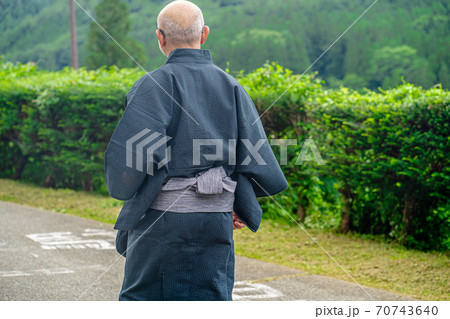 浴衣姿の中高年男性 70743640