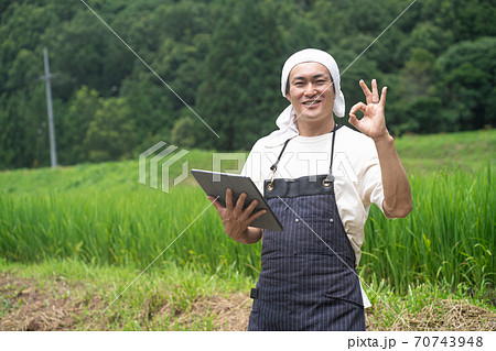 タブレットPCで農業する男性 70743948