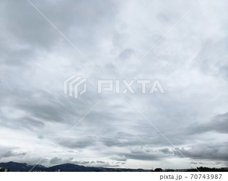 雨が降りそうな空の様子 70743987