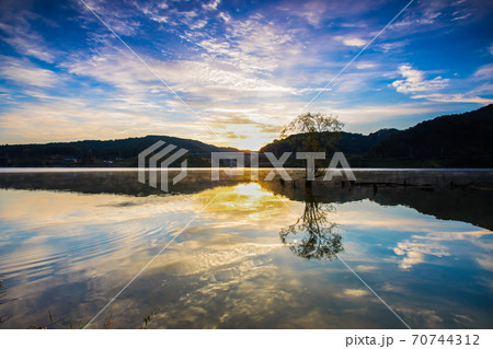 湖 風景 反射 70744312