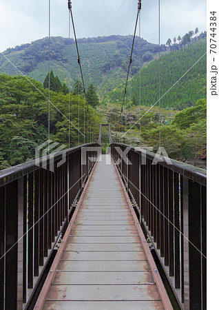 青梅市御岳の多摩川に架かる吊橋 70744384