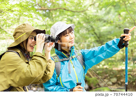 トレッキングする女性　 70744410