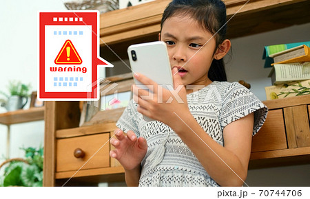 スマホがウイルスに感染して困る子供のイメージ スマホがウイルスに感染して困る子供のイメージ 70744706