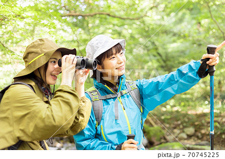 トレッキングする女性 トレッキングする女性 70745225