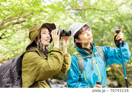 トレッキングする女性　 70745226