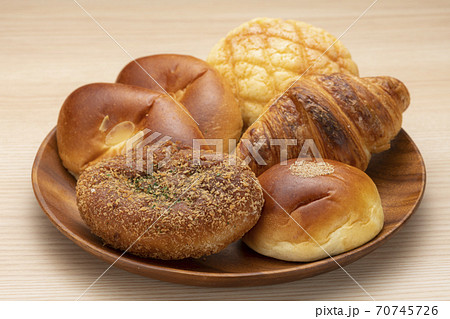 菓子パン・惣菜パンの集合【ベーカリー・パン屋イメージ】 70745726