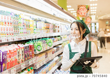スーパーの裏方で働く人々 スーパーの裏方で働く人々 70745840