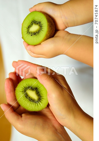 親子でキウイを持つ 70745874