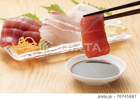 刺身の盛り合わせと醤油 刺身の盛り合わせと醤油 70745887