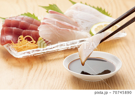 刺身の盛り合わせと醤油 刺身の盛り合わせと醤油 70745890