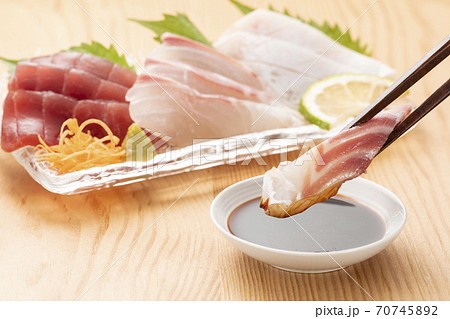 刺身の盛り合わせと醤油 刺身の盛り合わせと醤油 70745892