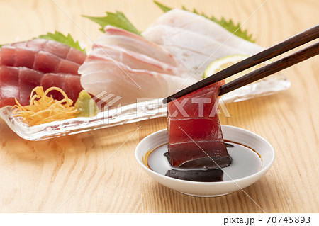 刺身の盛り合わせと醤油 70745893