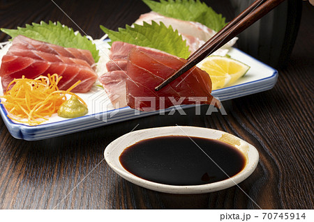刺身の盛り合わせと醤油 刺身の盛り合わせと醤油 70745914