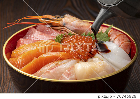 新鮮で豪華な海鮮丼 70745929