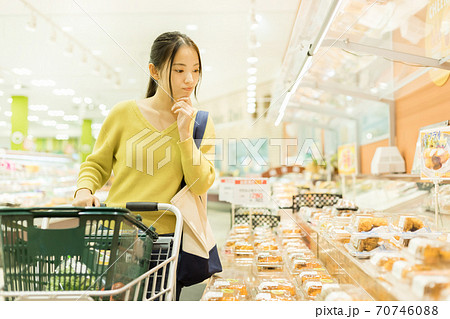 スーパーで買物をする若い女性 70746088