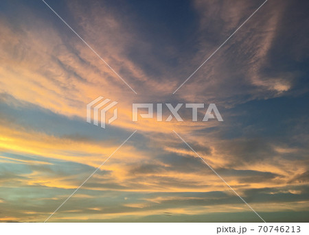 東京の秋、赤く染まる夕暮れ空 東京の秋、赤く染まる夕暮れ空 70746213