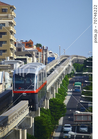 坂を下るゆいレール 70746222