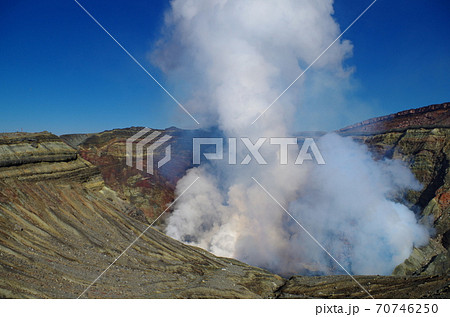 噴煙の阿蘇 70746250