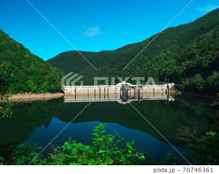 岐阜県高山市朝日町　快晴の秋神ダム 70746361