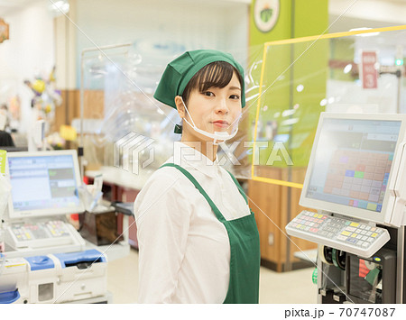 スーパーの裏方で働く人々 レジ 予防シールド スーパーの裏方で働く人々 レジ 予防シールド 70747087