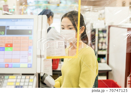 スーパーでショッピング レジ 予防シールド スーパーでショッピング レジ 予防シールド 70747125