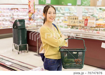 スーパーで買物をする若い女性 70747876