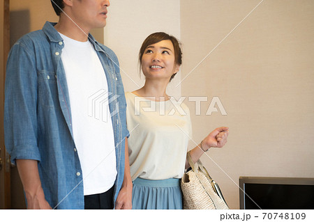 旅行にきた男女 旅行にきた男女 70748109