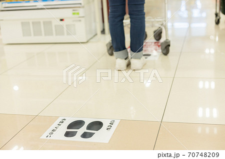 スーパーで会計待ち　ソーシャルディスタンス 70748209