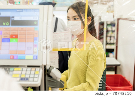 スーパーでショッピング　レジ　予防シールド 70748210