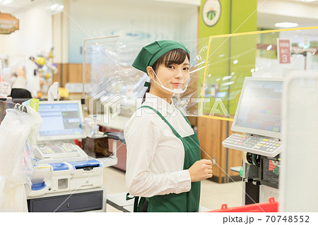 スーパーの裏方で働く人々　レジ　予防シールド 70748552