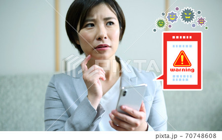 スマホがウイルスに感染して困る女性会社員のイメージ 70748608
