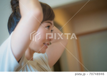 髪の毛を縛る女性 70748946