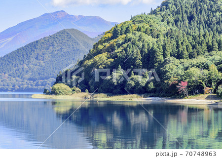 爽やかな秋晴れの田沢湖 爽やかな秋晴れの田沢湖 70748963