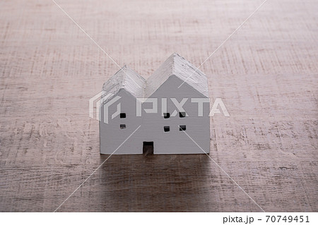 住宅　家　住まい　二世帯住宅 70749451